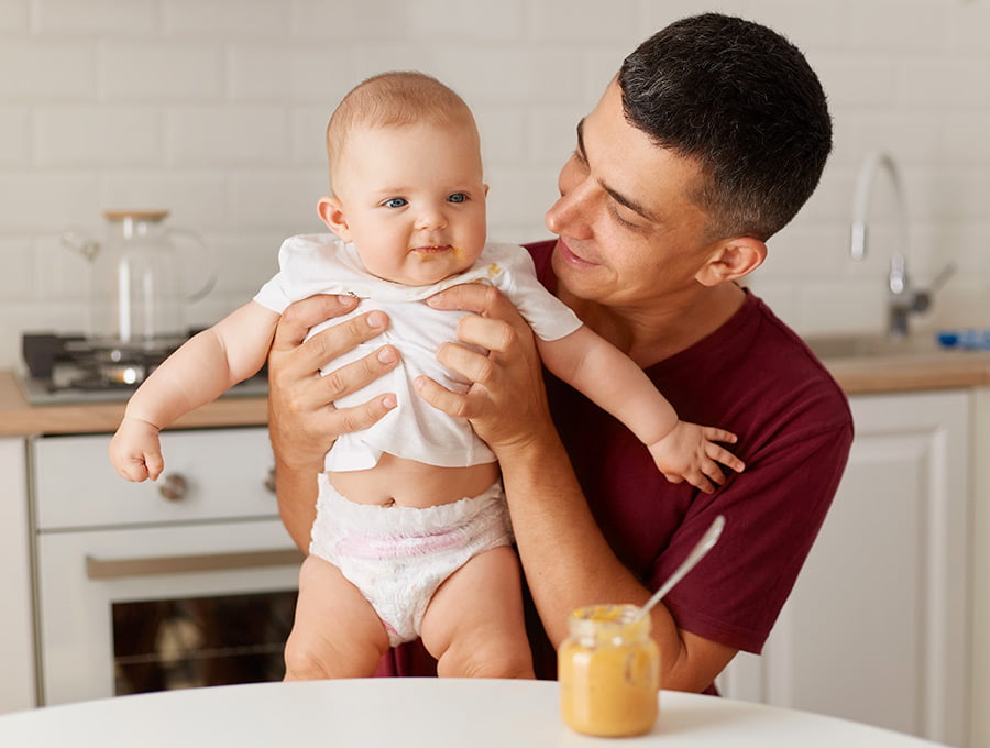 El bebé se tira pedos en lugar de eructos después de comer, ¿es suficiente?