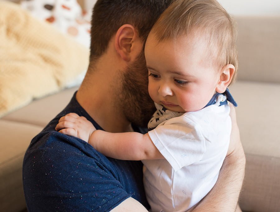 El bebé llora cuando papá lo coge en brazos ¡Con formas prácticas de solucionarlo!