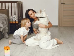 Esta madre está enseñando a su hijo a querer al perro como uno más de la familia. Parece que se divierten.