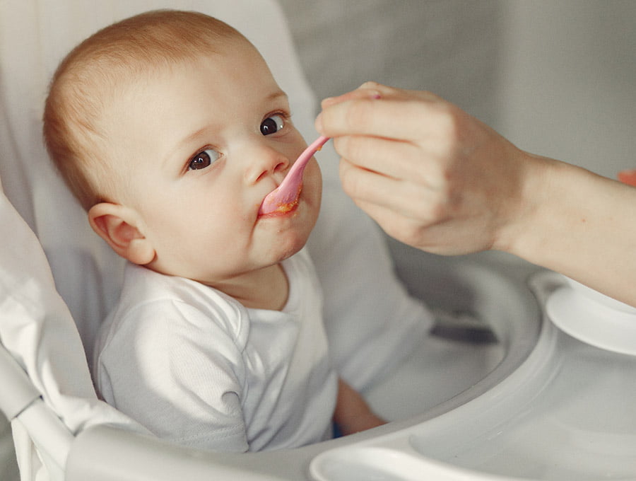 El niño de 11 meses come... ¡Menos, más o se niega por completo!
