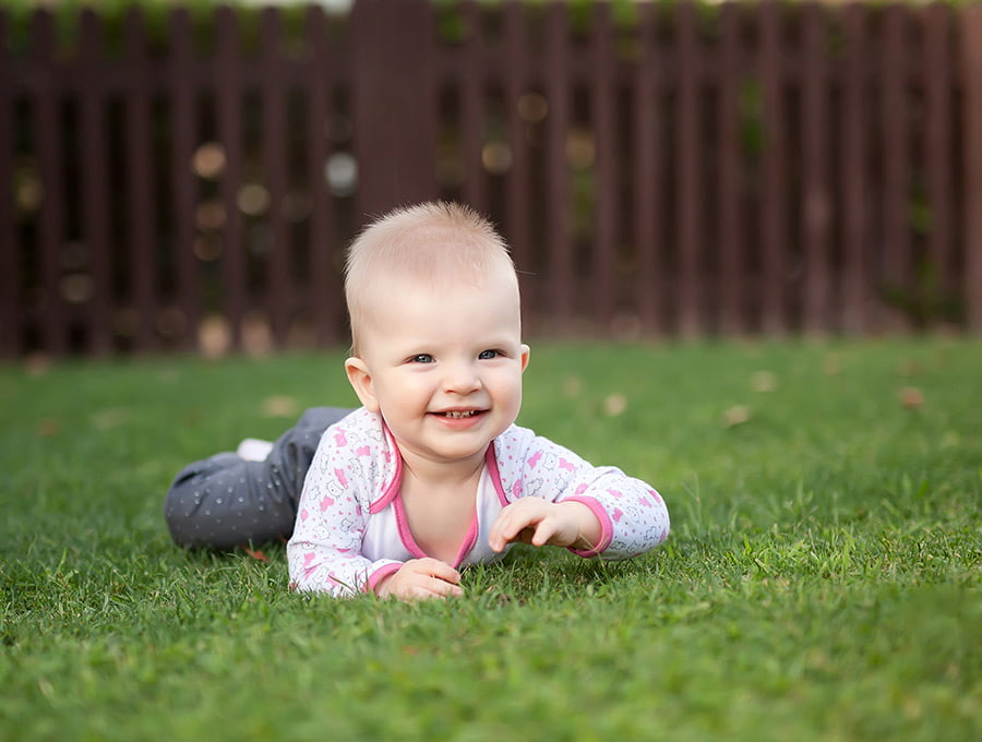 7 formas de jugar al aire libre con un bebé que gatea