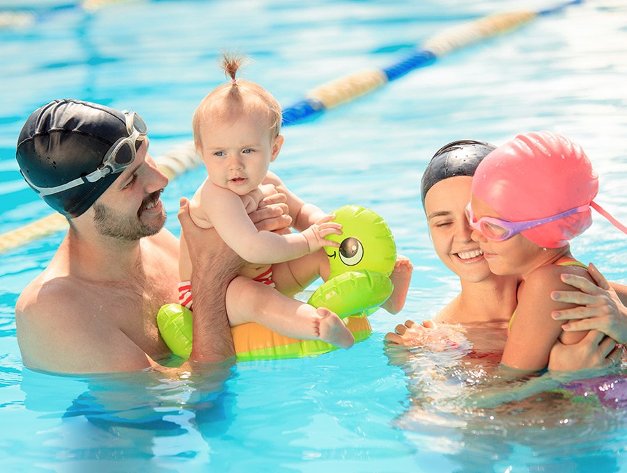 Cómo evitar que el agua llegue a los oídos del bebé en el baño o la piscina