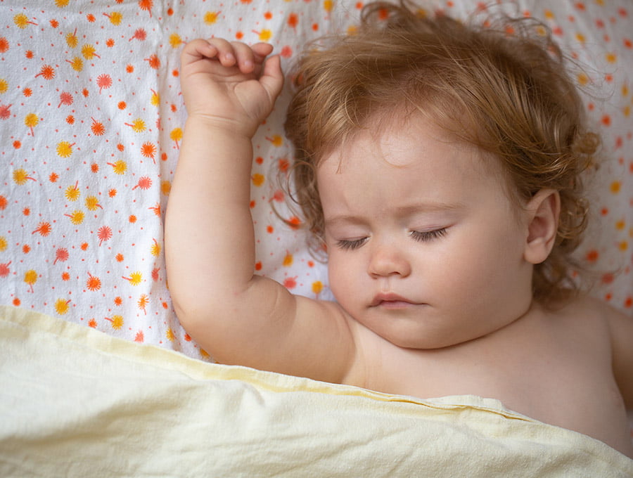 ¿Debo despertar a mi bebé para cambiarle los pañales? ¡Depende!