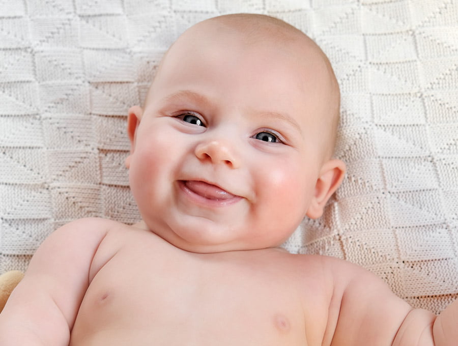 Este bebé se está riendo porque se ha pegado un eructo fuerte.