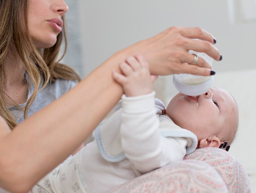 ¿Bebé inquieto durante la toma del biberón? ¡Las razones más comunes!