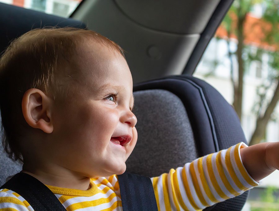 ¿Son mejores los asientos de cuero o de tela para los bebés y los niños en el coche?