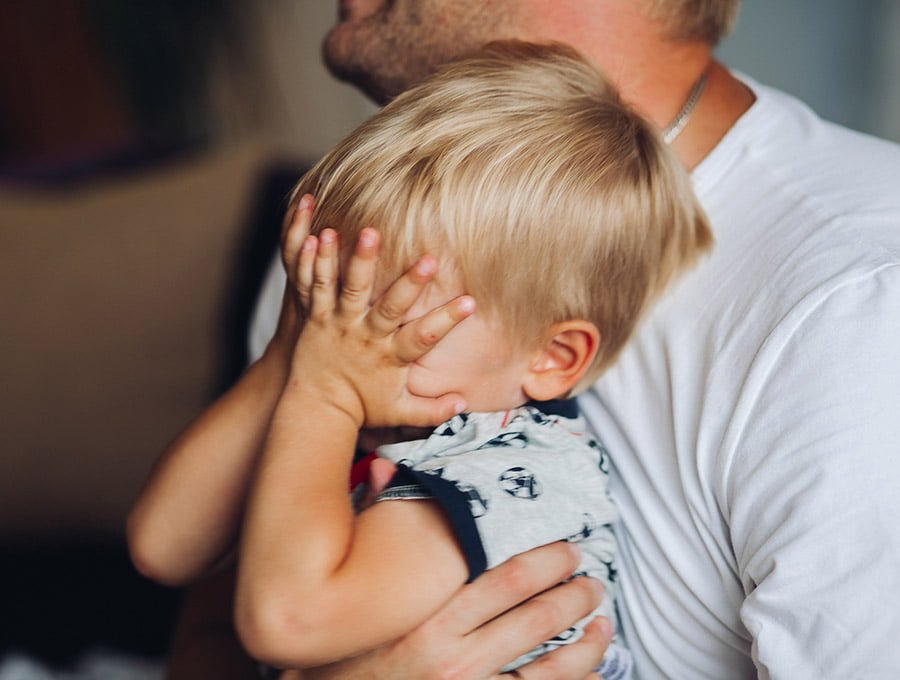 Este padre ha cogido a su hijo pequeño en brazos para que deje de llorar.