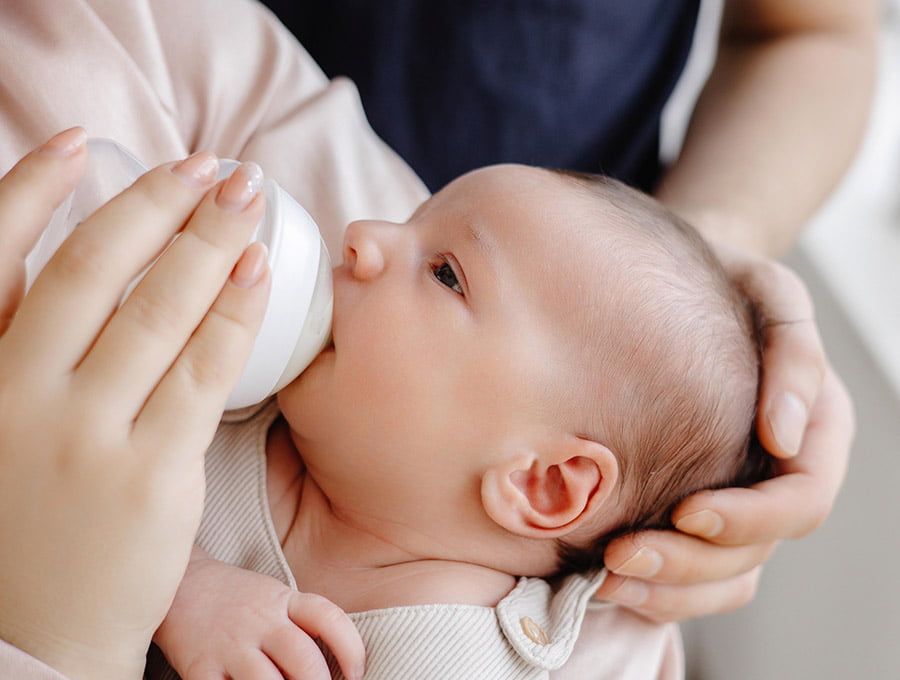 ¡A mi bebé le gusta más la leche artificial que la materna! Lo que puedes hacer al respecto