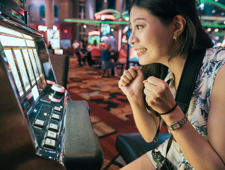 Mujer jugando en un casino de las vegas.
